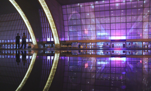 高铁站广场大玻璃进站口夜景