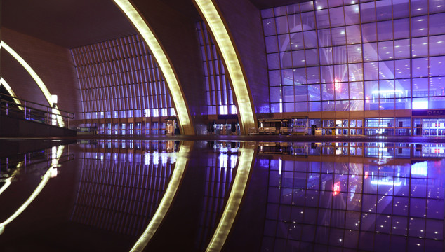 高铁站广场大玻璃进站口夜景