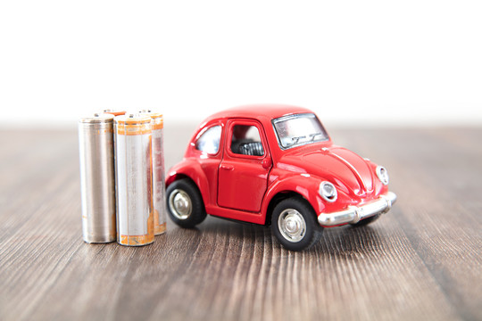 桌子上的小汽车模型和干电池