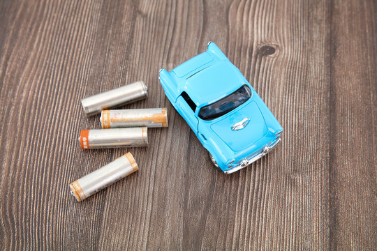 桌子上的小汽车模型和干电池