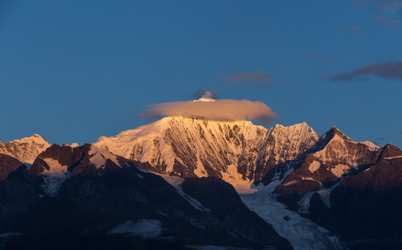 梅里雪山日照金山