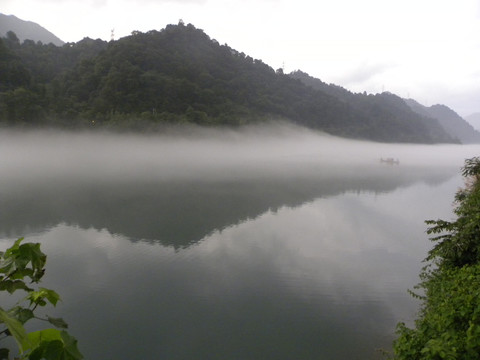 雾漫小东江