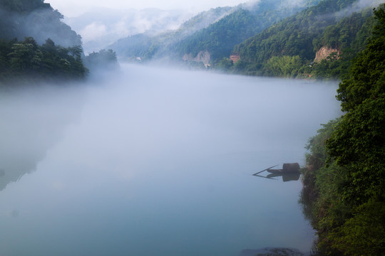 雾漫小东江