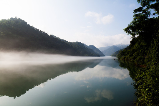 雾漫小东江