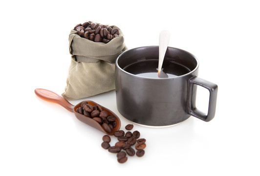 白背景上一杯热咖啡和一袋咖啡豆