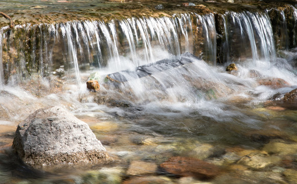 夏天大山里流动的溪水小瀑布