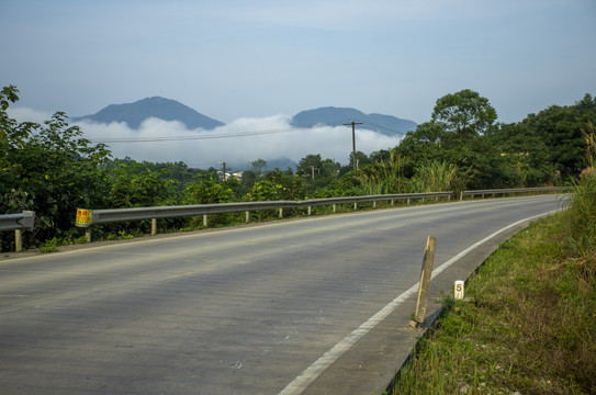 晨雾山区公路