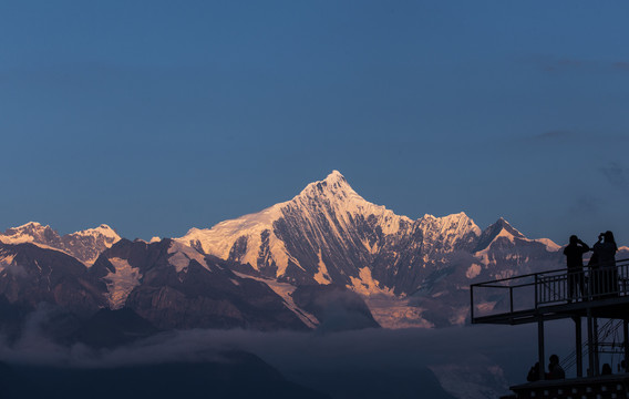 日照金山