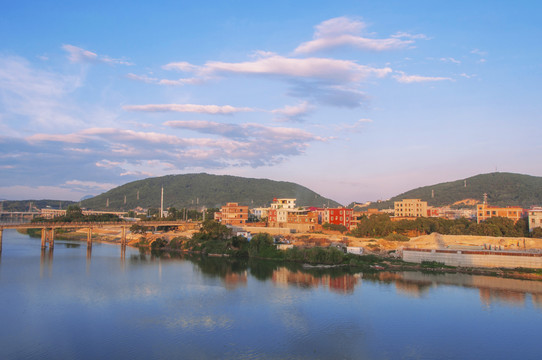 乡土河流对岸