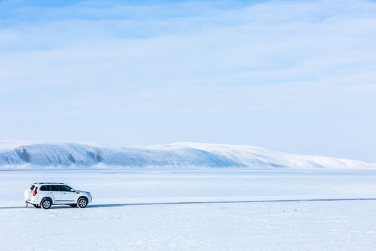 冬季雪原越野车