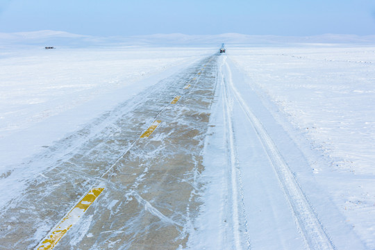 冬季雪原公路