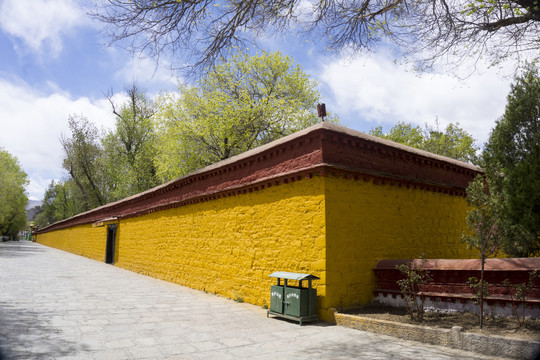 罗布林卡黄墙