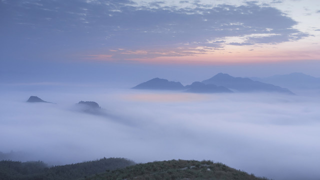 黎明蓝色天空晨雾山脉自然风光