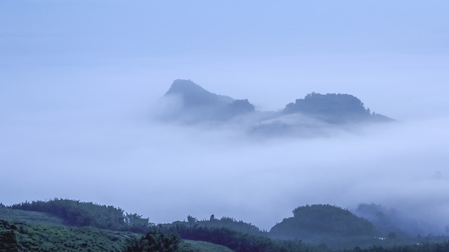 清晨云雾缭绕的山脉