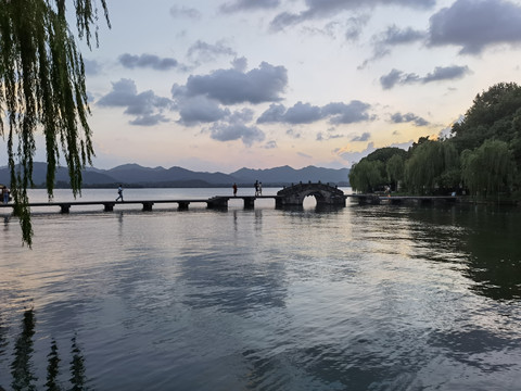 杭州西湖湖面小桥