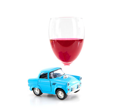 白背景上一杯红酒和一辆小汽车模
