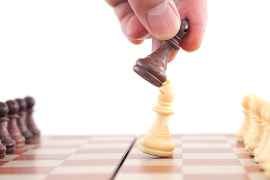 国际象棋棋盘上正在对决的象棋子