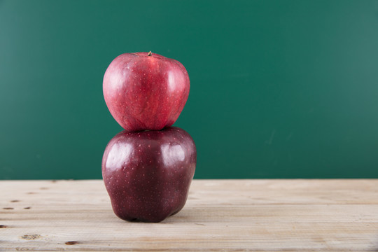 教学黑板前两个红色的苹果