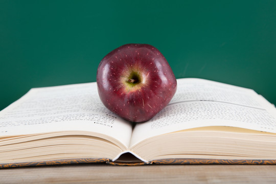 书上一个红色的苹果