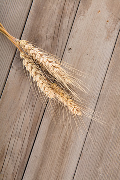 木质背景上几个成熟了的小麦麦穗