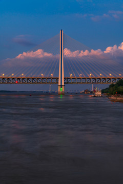 傍晚的武汉白沙洲长江大桥