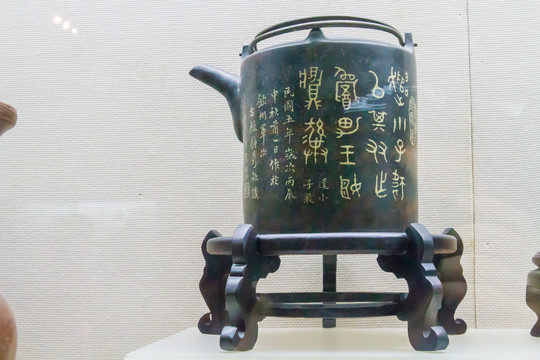 广西民族博物馆白泥绘画茶壶