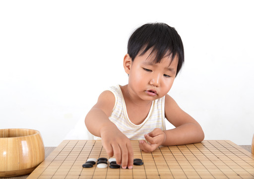 中国小女孩在认真的学习下围棋