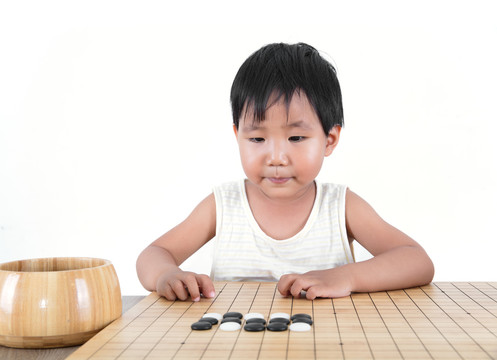 中国小女孩在认真的学习下围棋