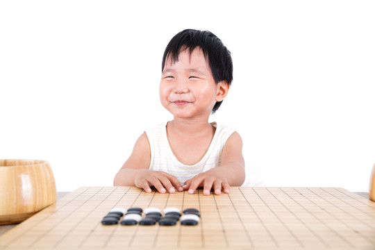 围棋棋盘前满面笑容的中国小女孩