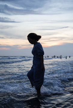 海滩玩水的女孩