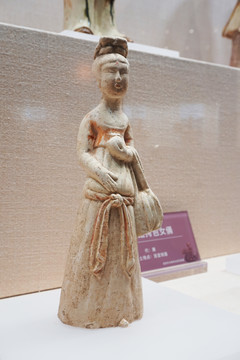 彩绘挎包女俑
