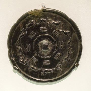唐代十二生肖八卦纹葵式铜镜