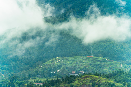 巴山雨后云烟起