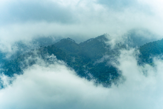 巴山雨后云烟起