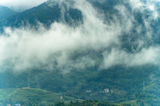 巴山雨后云烟起