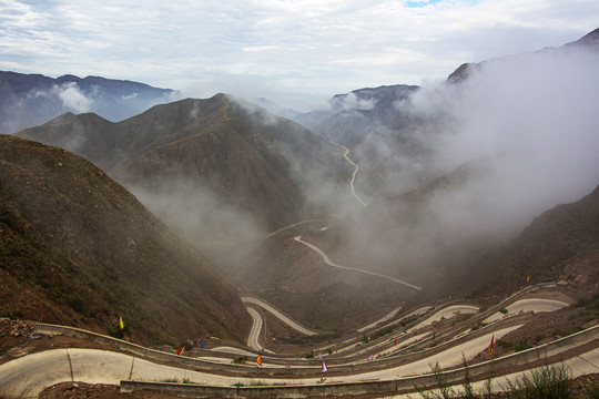 高山云雾山路