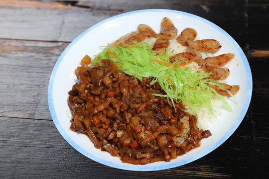 烤肠卤肉双拼饭