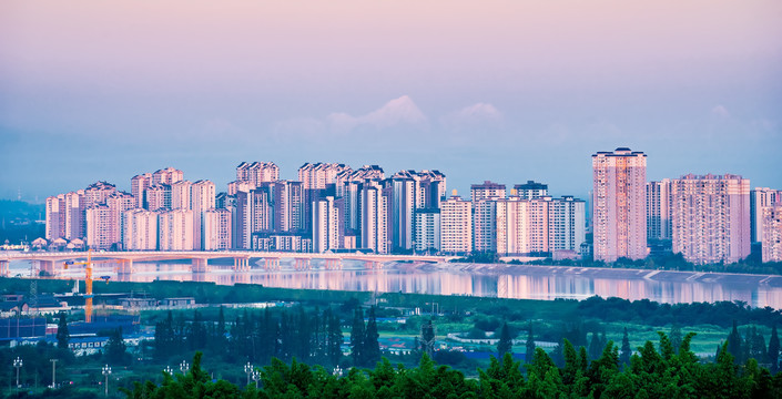 眉山岷江大桥城市全景贡嘎山