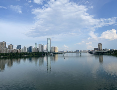 城市跨江大桥全景