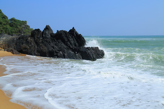 大海礁石浪花