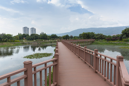 云南石屏异龙湖观景道