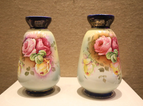 十九世纪名人制作的花瓶