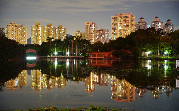 水倒影小区高楼荔湖花苑夜晚