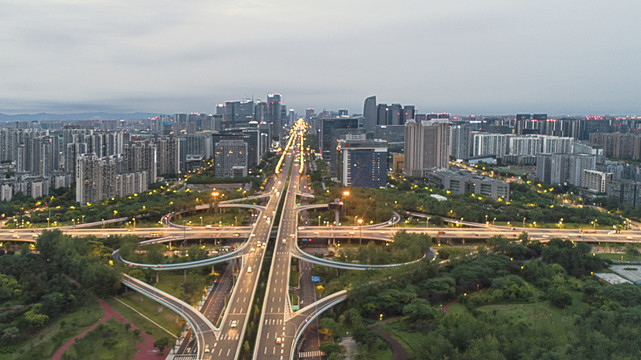 成都高新区天府大道上的都市风光