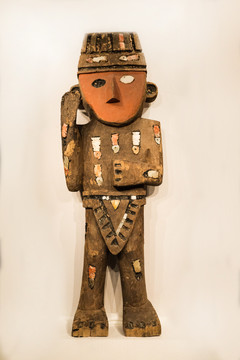 契穆文化带装饰的木制男性雕塑