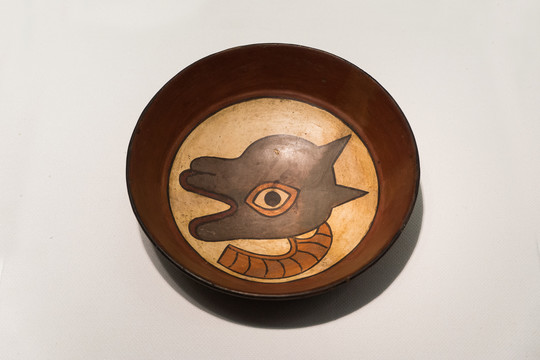纳斯卡文化大羊驼图案彩绘陶碗