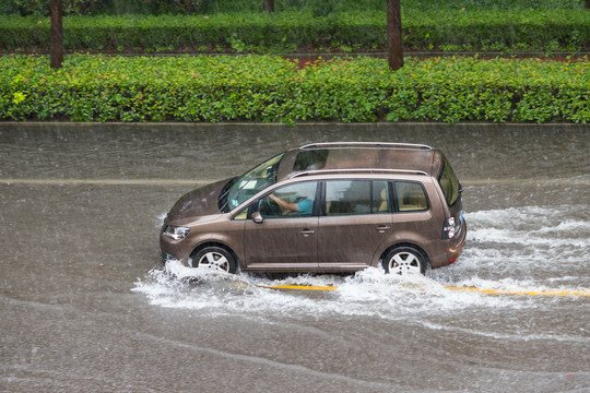 水中行驶的汽车