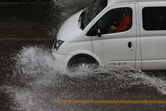 水中行驶的汽车