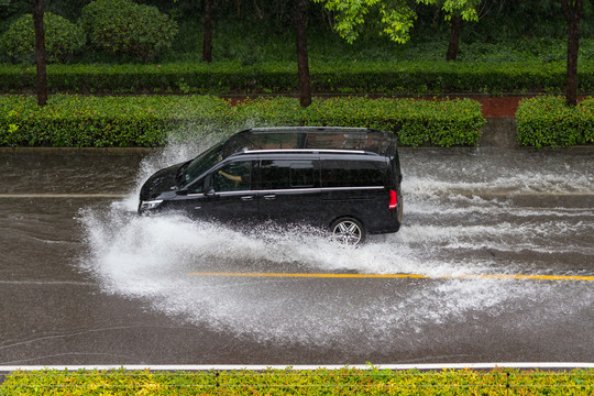 水中行驶的汽车