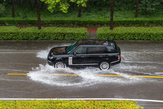 水中行驶的汽车